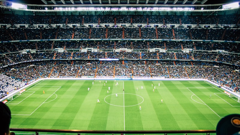 著名球星对着镜头微笑并眨眼的特写照片