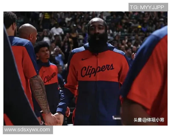 快船备战揭幕战!全队氛围轻松,莱昂纳德大笑,哈登开心交流